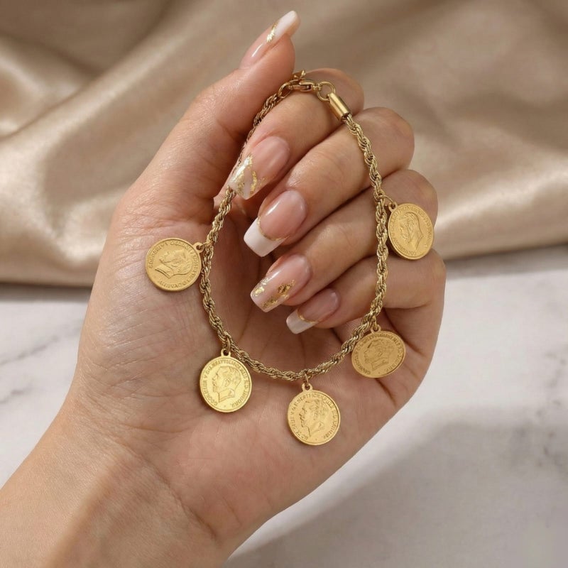 انسيال ذهبي مصنوع من الستانلس ستيل المقاوم للصدأ، يتميز بتصميم السلسلة المجدولة المزدانة بخمس عملات كلاسيكية لمظهر فخم، مع قفل قابل للتعديل ليناسبكِ. - Image 4